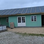 Undertag er på, vindgips på alle vægge, og vinduer og døre monteret.